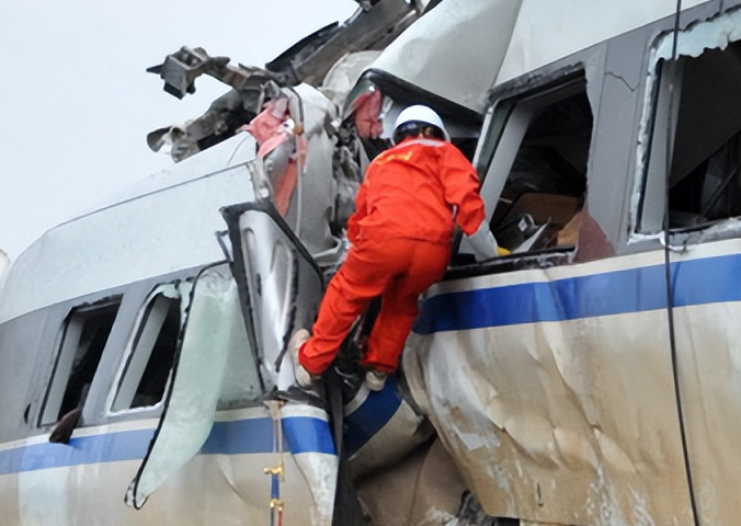 2011年的溫州動車事故中，幸存下來的小伊伊，如今過得怎么樣了？