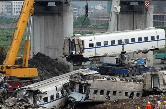 2011年的溫州動車事故中，幸存下來的小伊伊，如今過得怎么樣了？