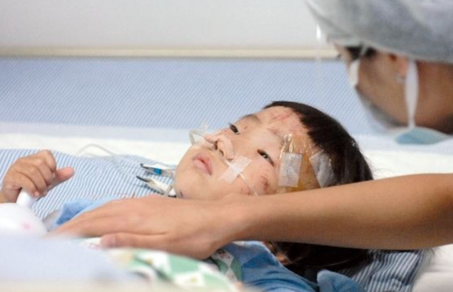 2011年的溫州動車事故中，幸存下來的小伊伊，如今過得怎么樣了？