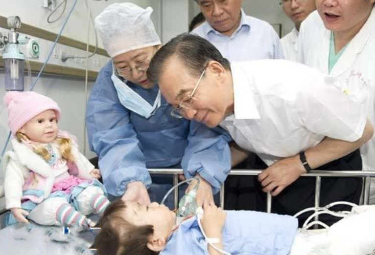 2011年的溫州動車事故中，幸存下來的小伊伊，如今過得怎么樣了？