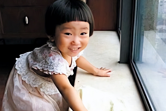 2011年的溫州動車事故中，幸存下來的小伊伊，如今過得怎么樣了？