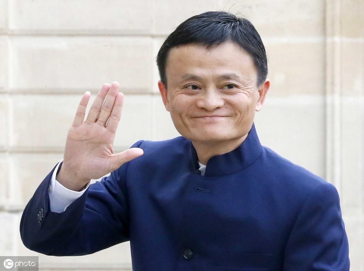 一組馬云成名前后的“合影照”，從角落到全場焦點，網(wǎng)友：羨慕