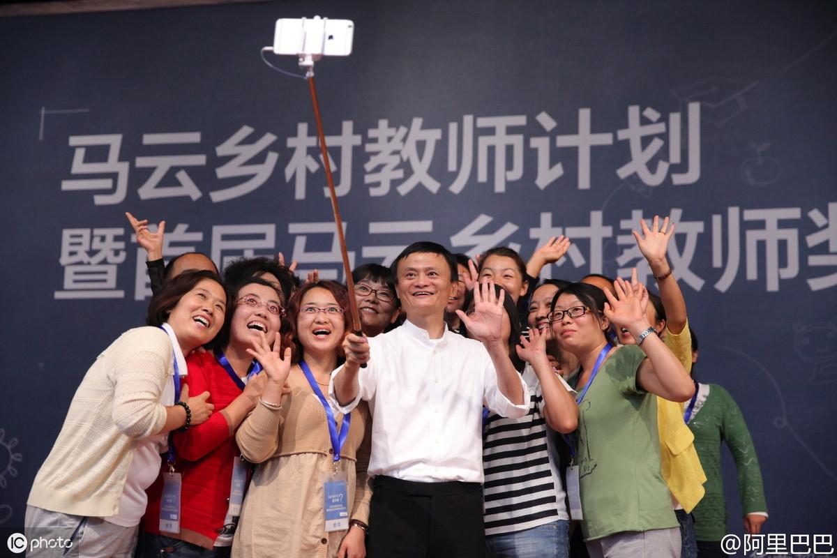 一組馬云成名前后的“合影照”，從角落到全場焦點，網(wǎng)友：羨慕