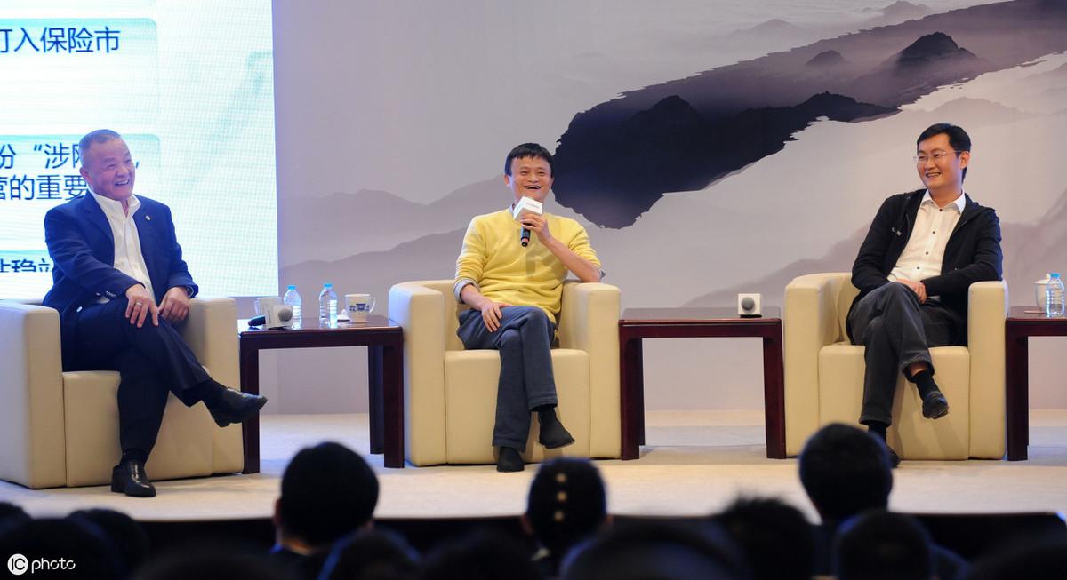 一組馬云成名前后的“合影照”，從角落到全場焦點，網(wǎng)友：羨慕