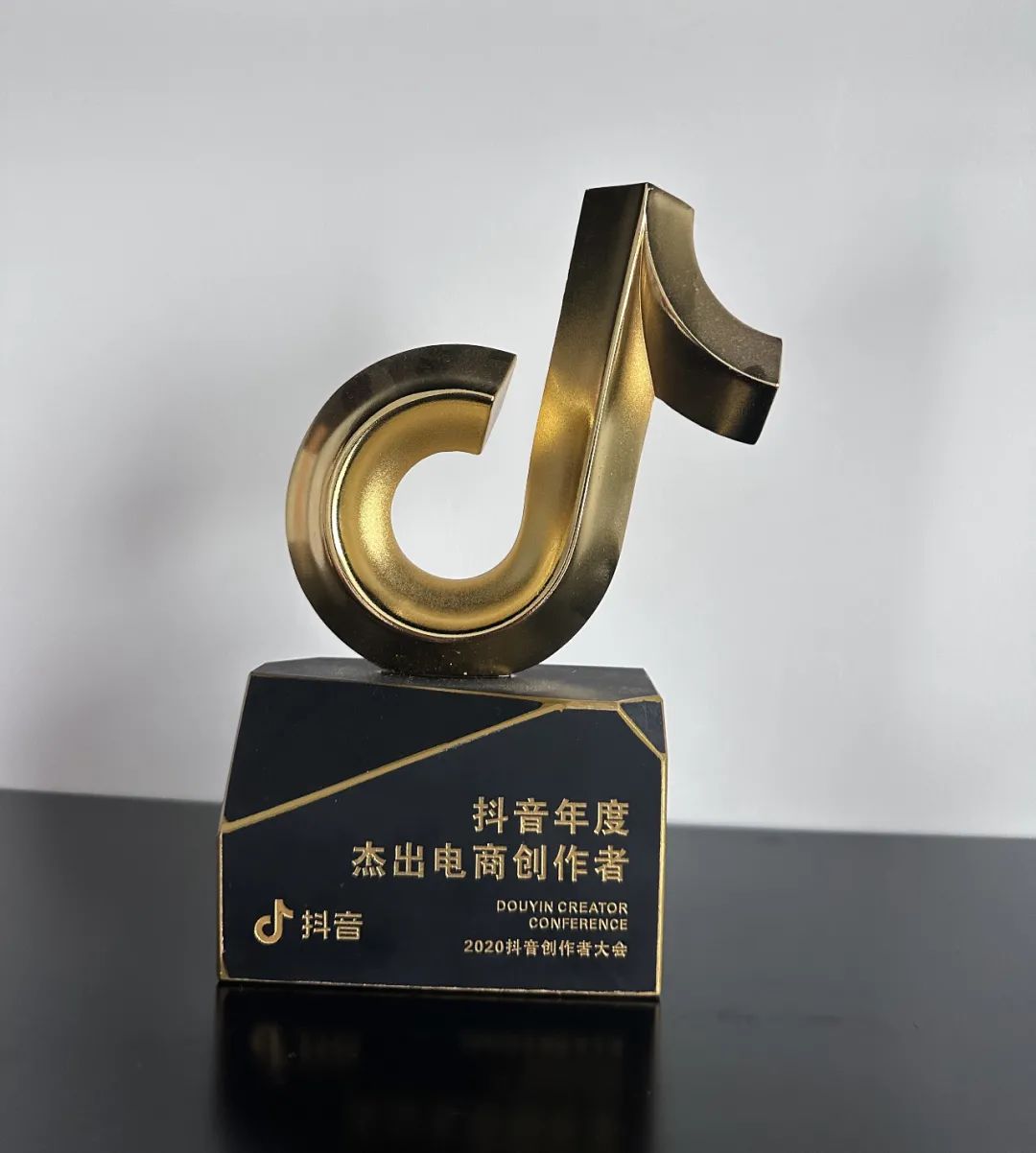唄唄兔個人資料（網紅唄唄兔和兔小六的關系介紹）
