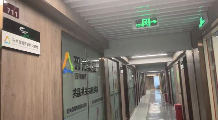 如何找童裝貨源？直播帶貨童裝的折扣貨源在哪里拿的？