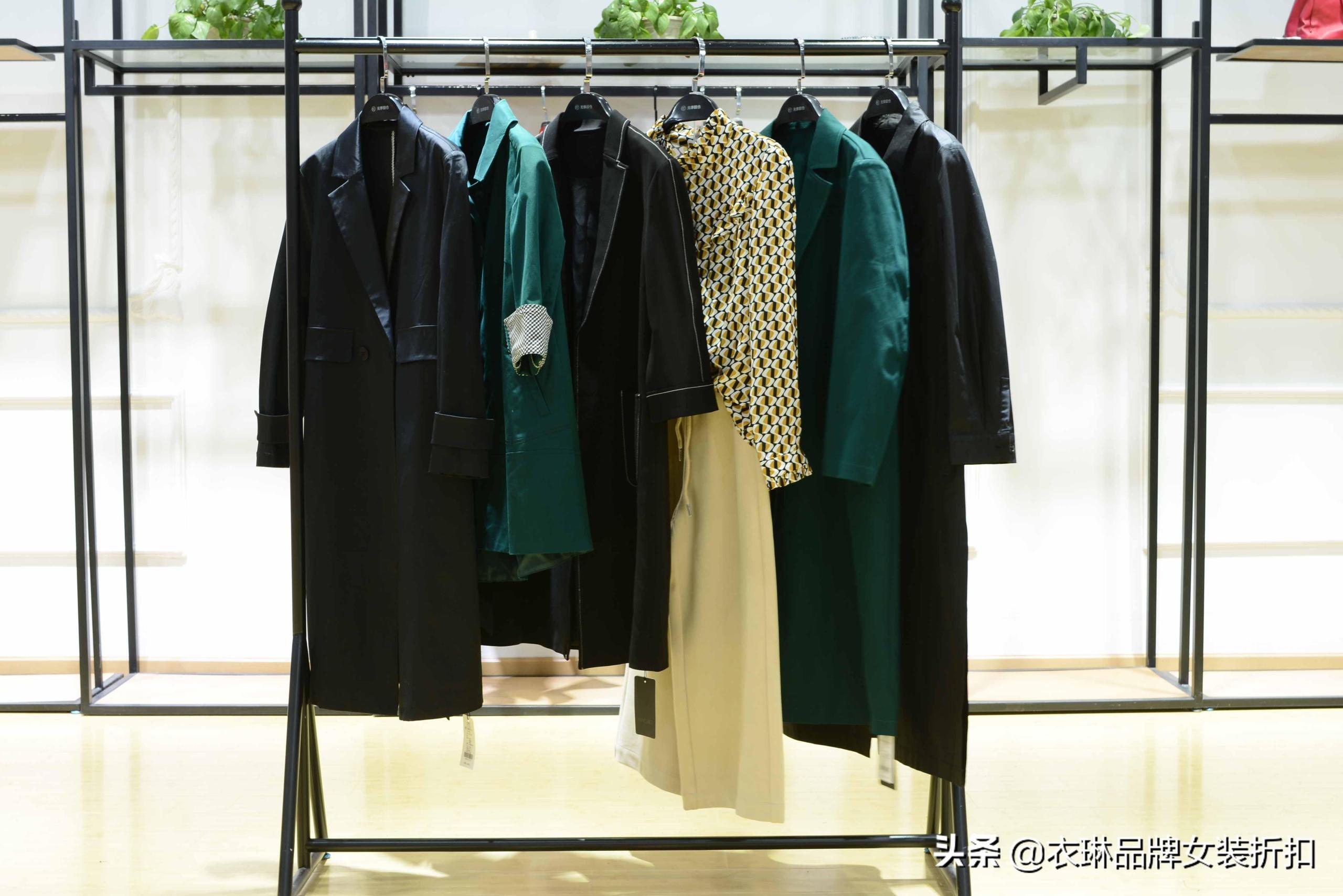 外貿(mào)服裝批發(fā)貨源在哪里找？品牌服裝尾貨貨源渠道推薦