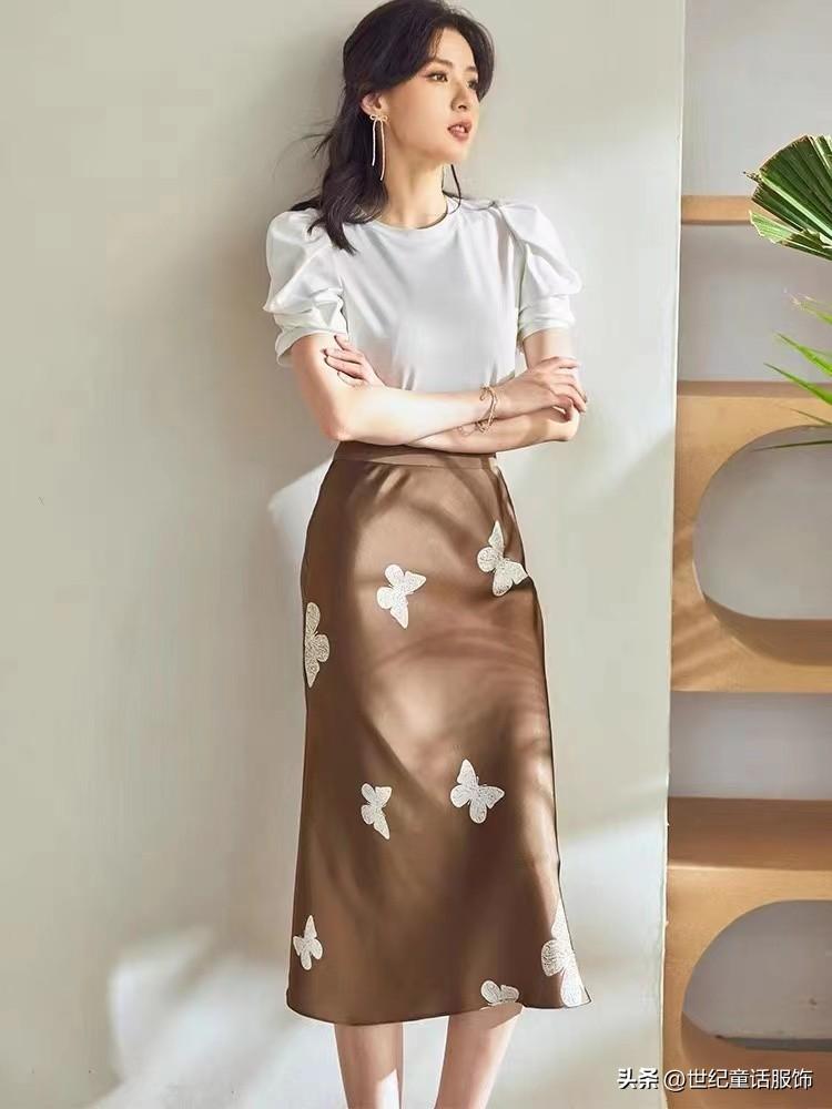 朋友圈發(fā)賣衣服的配文簡短（賣衣服吸引人文案模板大全）