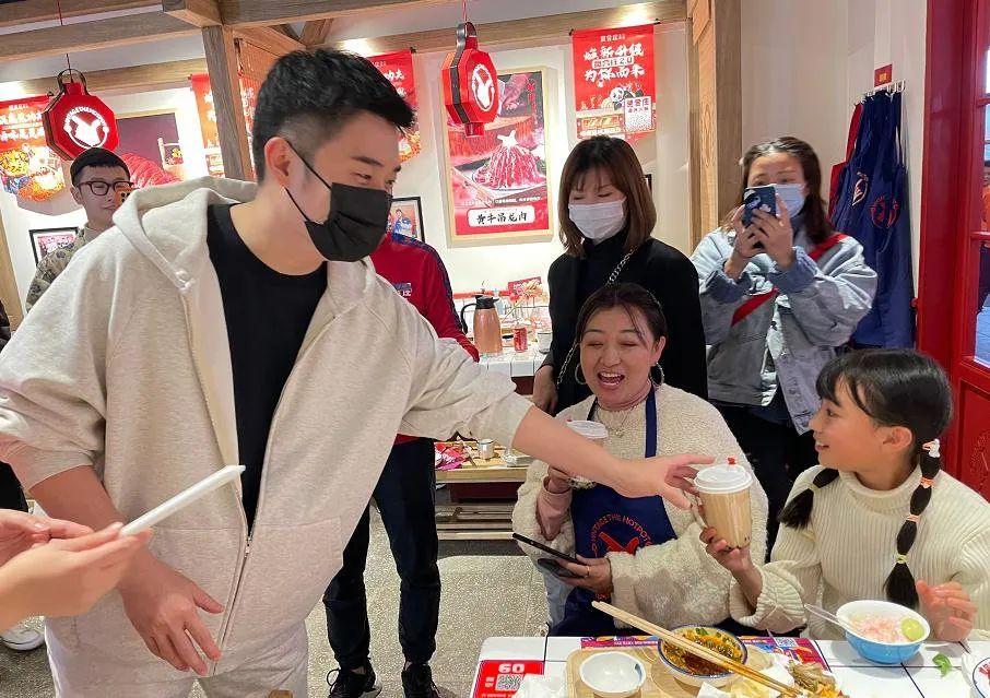 小龍坎火鍋店加盟費大概是多少？自助火鍋加盟十大排行榜