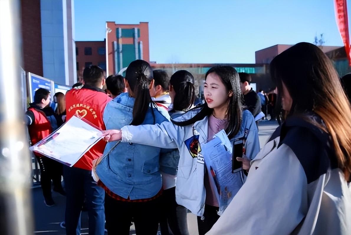大學(xué)學(xué)什么專業(yè)最賺錢？未來最賺錢行業(yè)排行榜前十