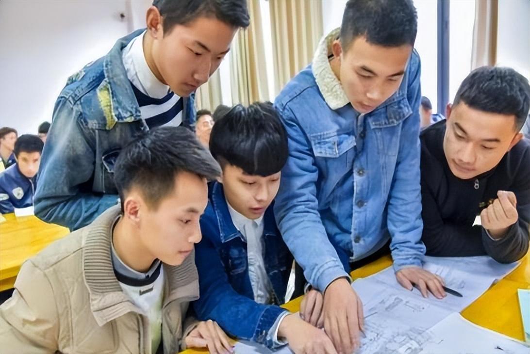 大學(xué)學(xué)什么專業(yè)最賺錢？未來最賺錢行業(yè)排行榜前十