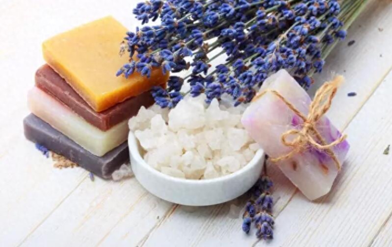 為什么一只鞋磨腳一只不磨？（鞋后跟磨腳的小妙招）