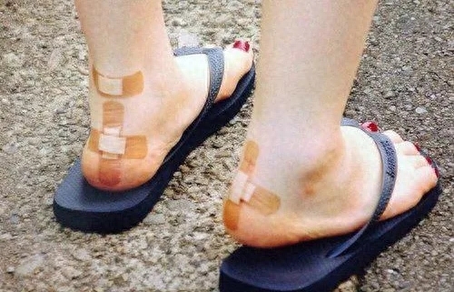 為什么一只鞋磨腳一只不磨？（鞋后跟磨腳的小妙招）